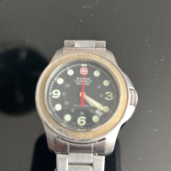 Three vintage model watches need batteries - Picture 4 of 5